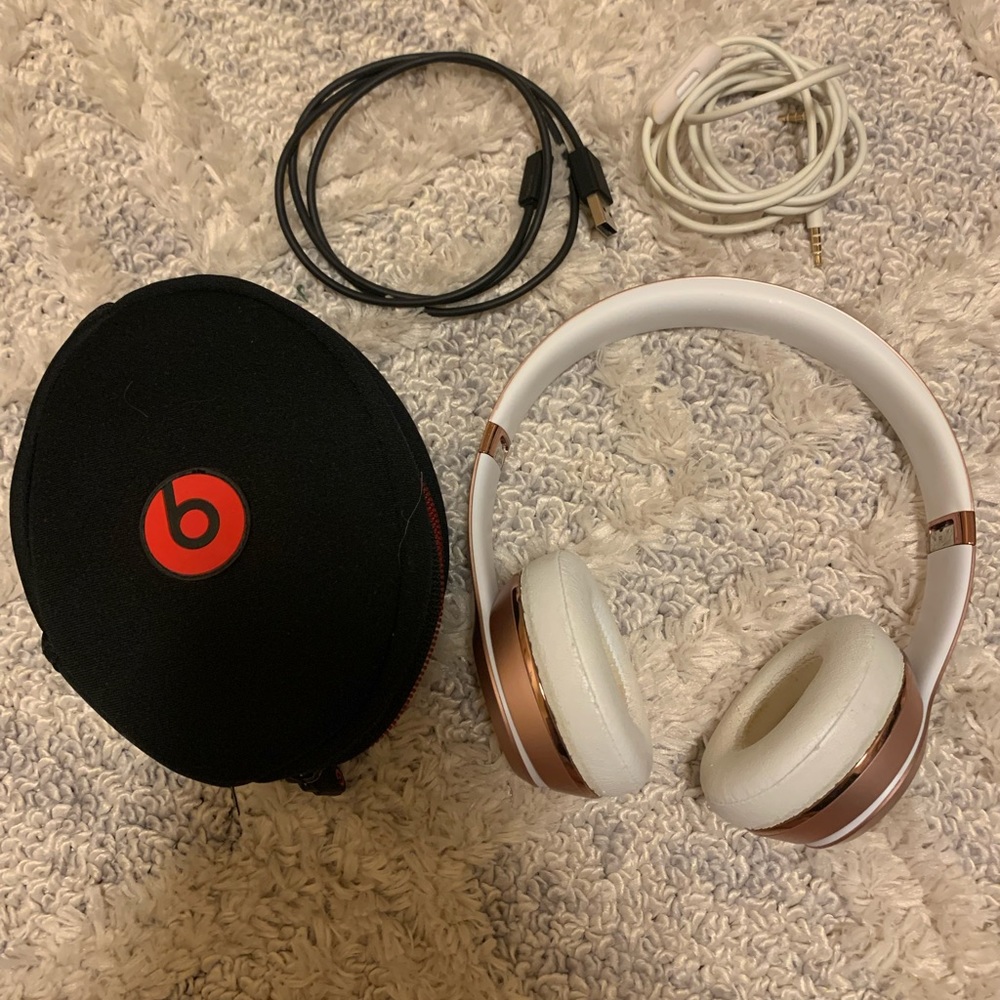 Rose Gold Beats Solo 3